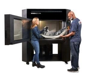 Impressora 3D Stratasys F770 - Duas pessoas segurando um protótipo