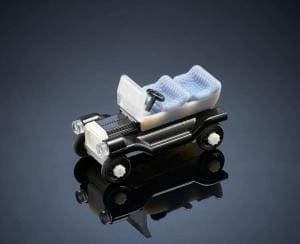 Carrinho de brinquedo impresso em impressora 3D. Carcaça na cor preta e bancos da na cor branca. Carro conversível. Modelo antigo.