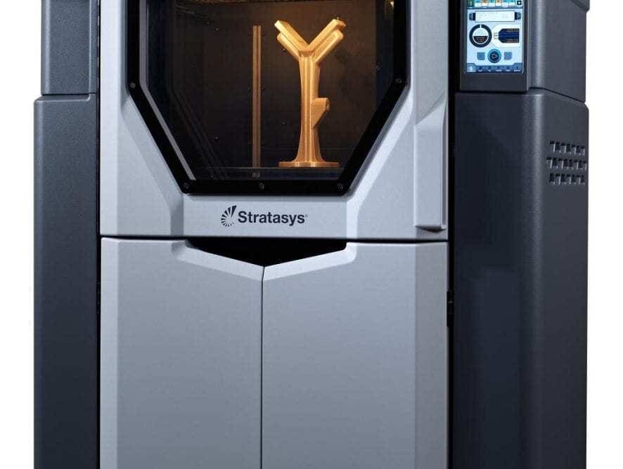 Modelo de impressora 3D da Stratsys com detalhes nas cores prata e preto. Modelo sendo impresso em 3D. Leia nosso texto agora!