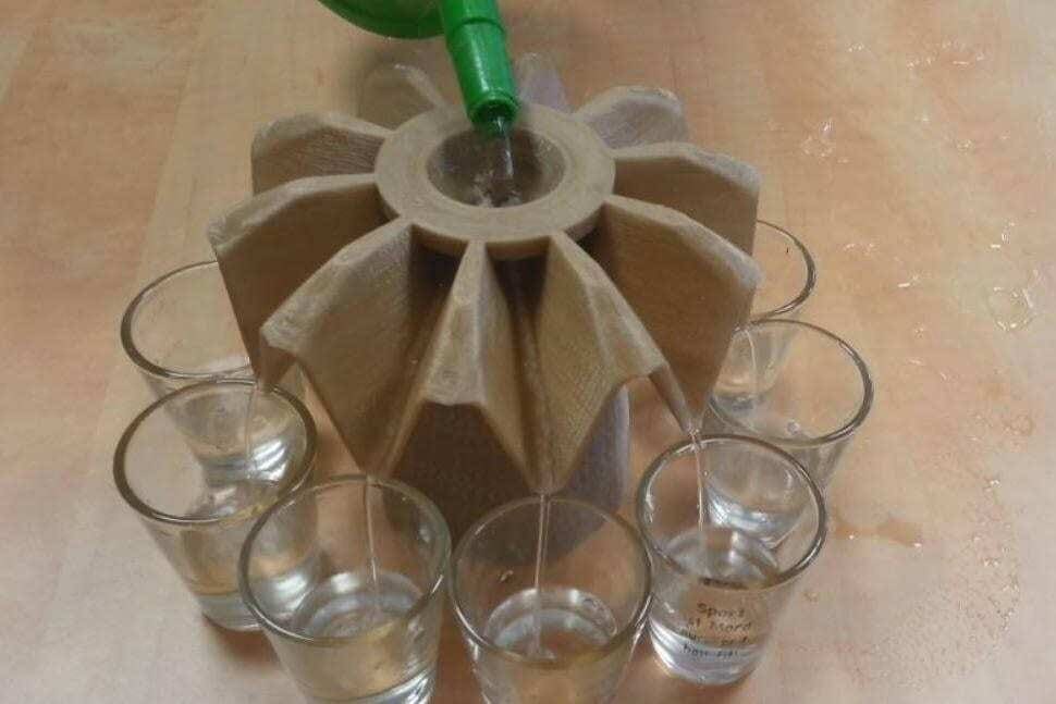 Dispenser de drinks na cor marrom com copos de bebida sendo enchidos. Veja como o dispensar para drink é utilizado