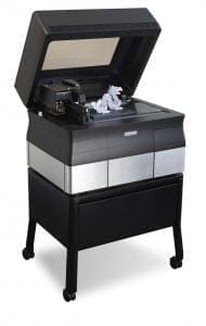 Modelo de impressora inovadora da Stratsys. Impressora desktop com base preta e detalhes em cinza e prata com dragão impresso em 3D.