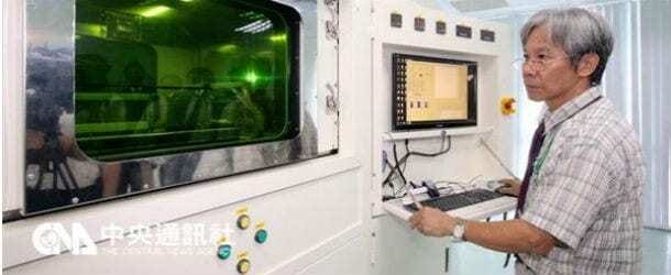 Engenheiro tailandês olhando para impressora 3D imprimindo míssil de combate. Continue lendo nosso post.