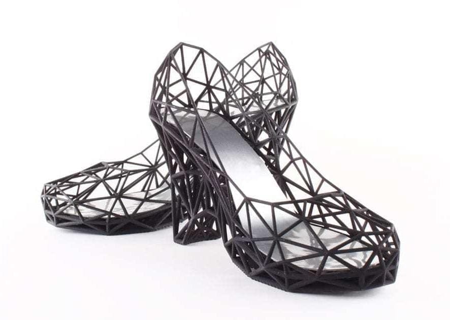Sapato impresso em impressora 3D com detalhes vazados. Confira nosso post!