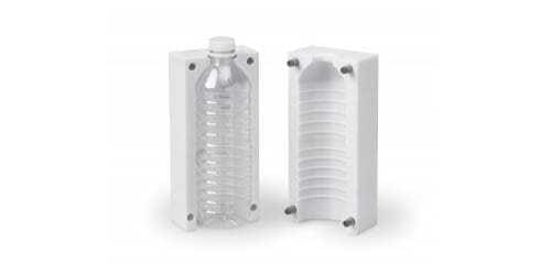 Moldes de garrafa plástica impressa em 3D com modelo logo atrás. Imagem com garrafa no centro e fundo branco.