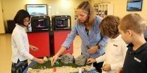 Professora mostrando projeto impresso em 3D em escola dos EUA. Confira como a impressão 3D pode revolucionar na educação.