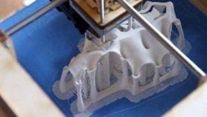 Impressora 3D imprimindo projeto feito por arquiteto. Confira nosso post!!