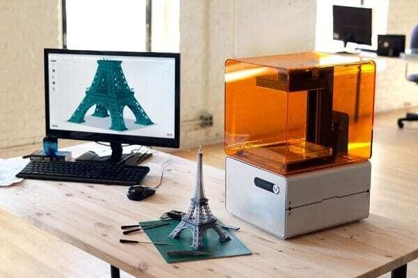 Impressora 3D imprimindo torre eifel. Continue lendo nosso post.