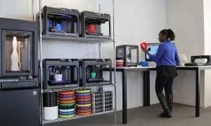 Menina utilizado laboratório de impressão 3D disponibilizado pela Makerbot.