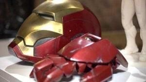 Capacete e partes da armadura do herói da Marvel, o Homem de Ferro, impressa por impressora 3D. Capacete com a parte da frente dourada e parte de traz vermelha. Luvas impressas na cor vermelha.