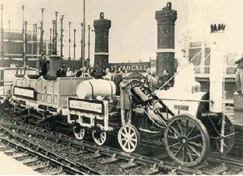 Máquina utilizada para transporte em cima de trilho de trem. Máquina funcionando através do carvão.