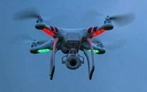 Utilização de Drones no cotidiano das pessoas. Modelo voando com luzes vermelha e verde claro.