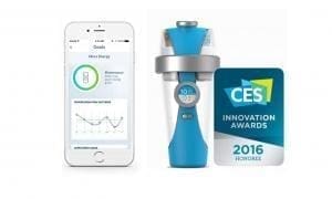 Smartphone com métricas da LifeFuels, garrafa azul ao lado do smartphone e selo do evento CES 2016